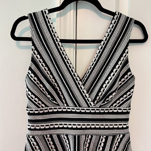 Vanessa Virginia Black & Off White Plunge Neck Peplum Sleeveless Top - Picture 3 of 12